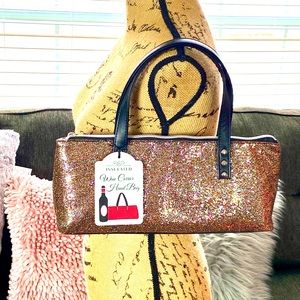 Insulated wine carrier hand bag.  Has a beautiful glitter finish to it.